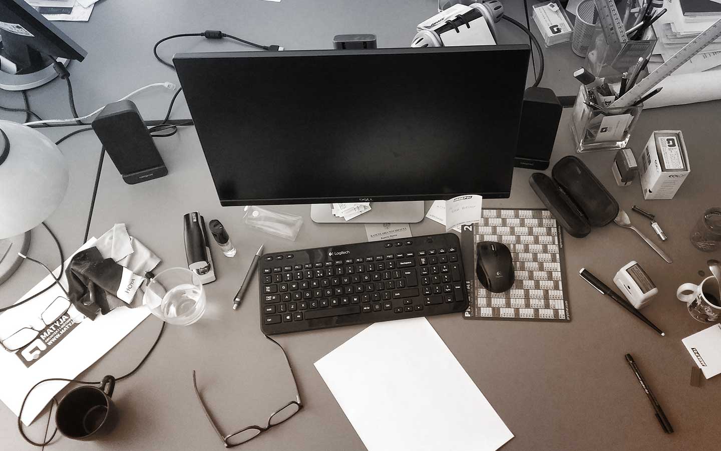 Zdjęcie biurka projektanta w trakcie pracy