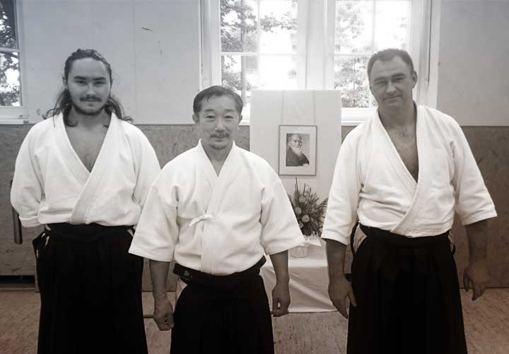 Zdjęcie Roberta Rittera z kolegami w kimonach